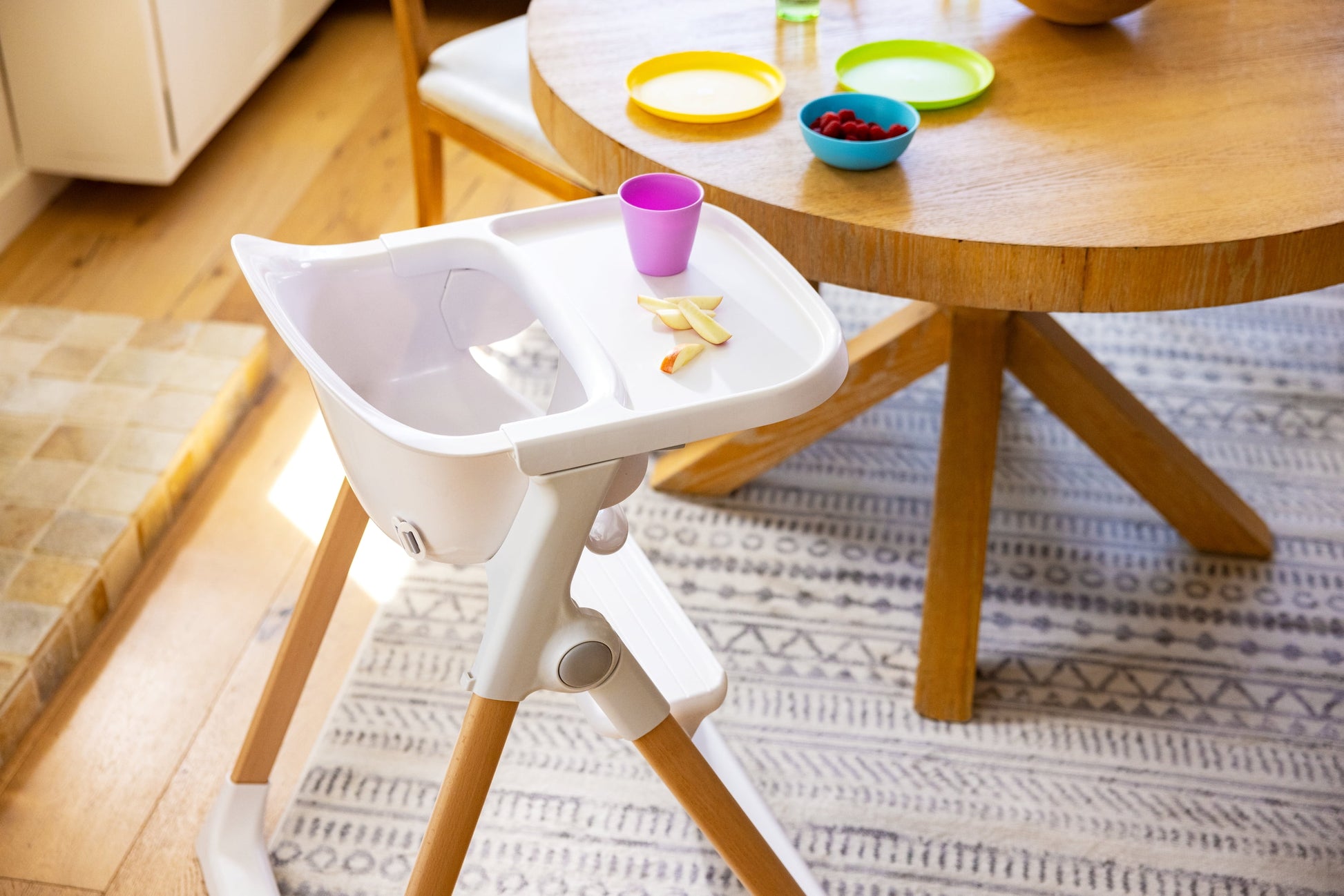 Munchkin® Float™ Easy Clean Foldable Infant and Toddler High Chair, White, Unisex